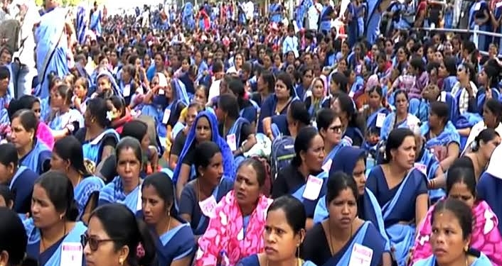 ASHA Workers Hold Massive Sit-In in Bhubaneswar Demanding Allowance Hike