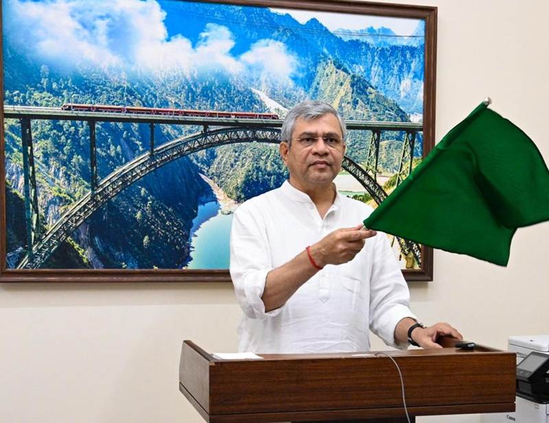 Union Railway Minister Shri Ashwini Vaishnaw Flags Off Bengaluru–Mumbai Express Train
