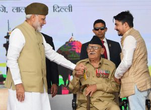 The Prime Minister, Shri Narendra Modi honouring the veterans of the Azad Hind Government, at the National Flag hoisting ceremony to commemorate the 75th anniversary formation of the Azad Hind Government, at Red Fort, Delhi on October 21, 2018.
