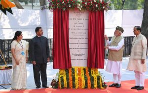 The Prime Minister, Shri Narendra Modi unveiling the plaque at the National Flag hoisting ceremony to commemorate the 75th anniversary formation of the Azad Hind Government, at Red Fort, Delhi on October 21, 2018. The Minister of State for Culture (I/C) and Environment, Forest & Climate Change, Dr. Mahesh Sharma, the Secretary, Ministry of Culture, Shri Arun Goel and the DG ASI, Smt. Usha Sharma are also seen.